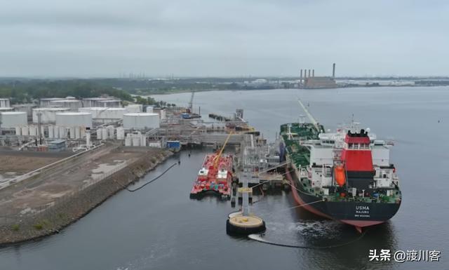 黑海开战！俄舰不敢出港乌无人机炸3艘俄油轮普京狠话成笑话(图19)