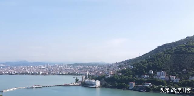 黑海开战！俄舰不敢出港乌无人机炸3艘俄油轮普京狠话成笑话(图3)