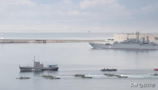黑海开战！俄舰不敢出港乌无人机炸3艘俄油轮普京狠话成笑话(图6)