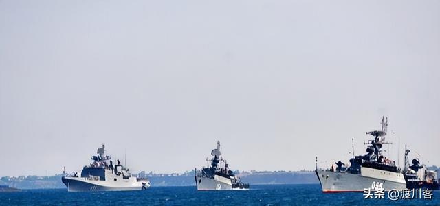 黑海开战！俄舰不敢出港乌无人机炸3艘俄油轮普京狠话成笑话(图24)