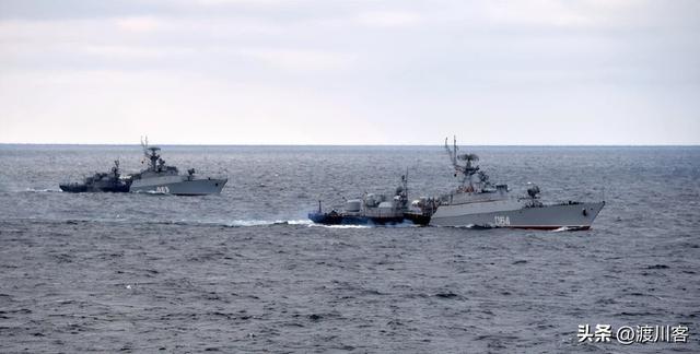 黑海开战！俄舰不敢出港乌无人机炸3艘俄油轮普京狠话成笑话(图22)