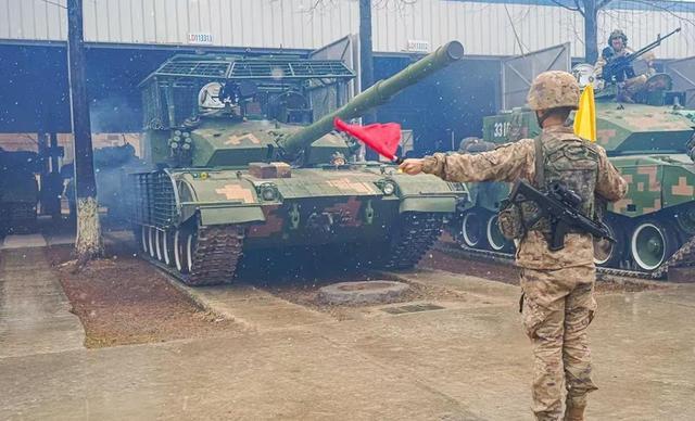 96式坦克也加装铁棚为何结构简单?我军反无人机藏着三重杀招!(图2)