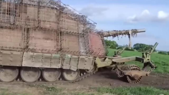 96式坦克也加装铁棚为何结构简单?我军反无人机藏着三重杀招!(图5)