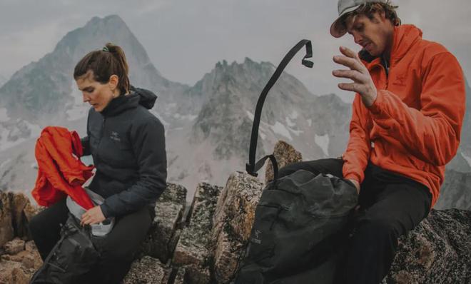 坐稳全球第三！2025安踏的“帝国地图”与“裂缝警报”(图3)