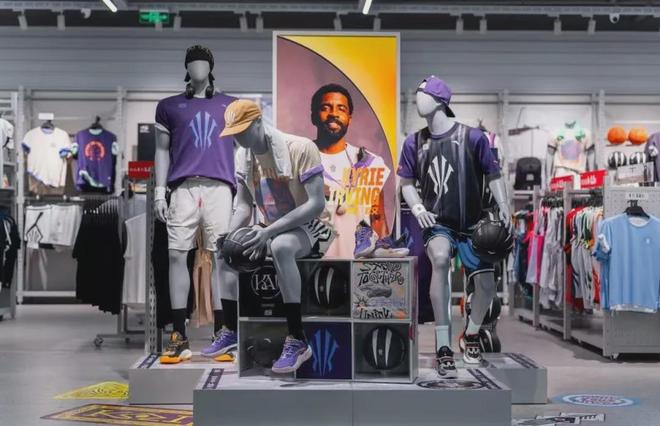 坐稳全球第三！2025安踏的“帝国地图”与“裂缝警报”(图1)