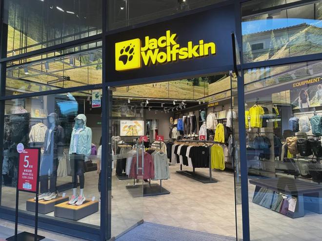 坐稳全球第三！2025安踏的“帝国地图”与“裂缝警报”(图4)