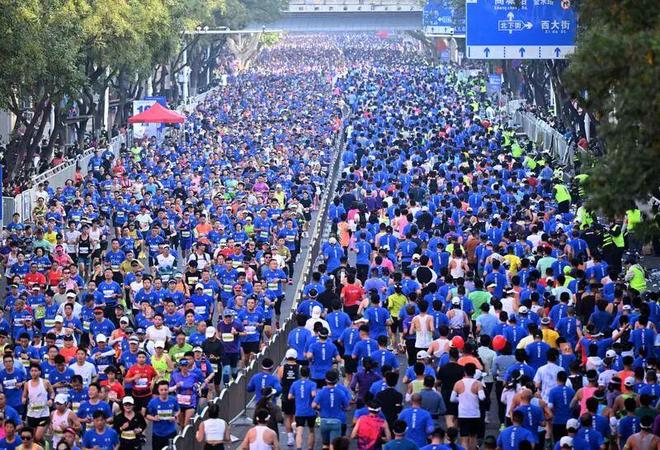 从“野蛮生长”到“紧急刹车”:中国马拉松的冰火2025(图1)