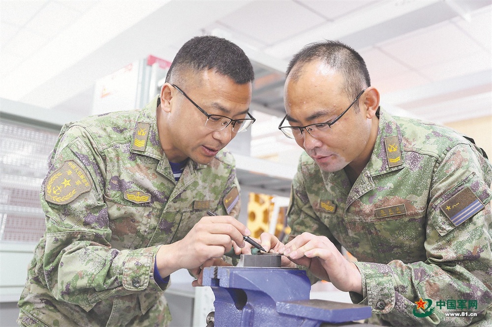 军营观察丨1005毫米:一枚量块见证匠心传承(图2)