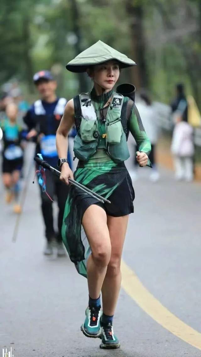 中国最野女人:穿最短旗袍涂精致口红完成330公里巨人之旅夺冠(图10)