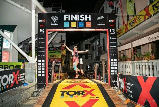 中国最野女人:穿最短旗袍涂精致口红完成330公里巨人之旅夺冠(图1)