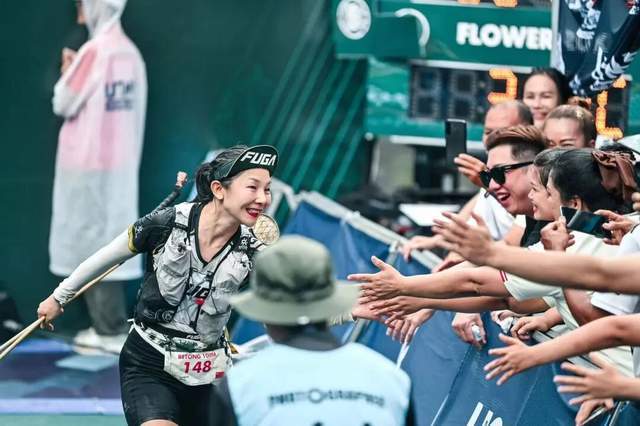 中国最野女人:穿最短旗袍涂精致口红完成330公里巨人之旅夺冠(图11)