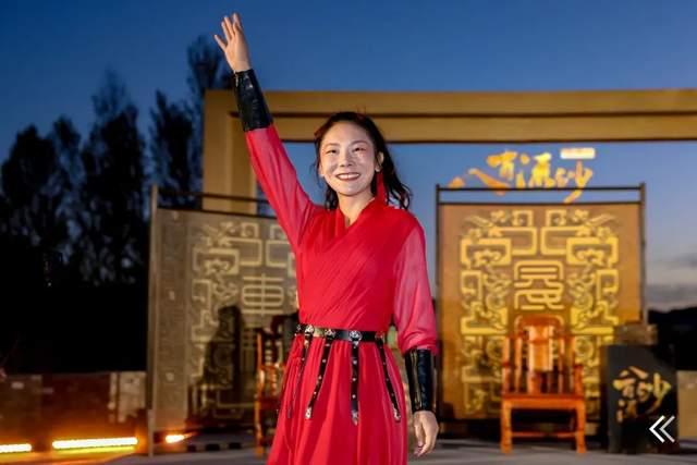 中国最野女人:穿最短旗袍涂精致口红完成330公里巨人之旅夺冠(图2)