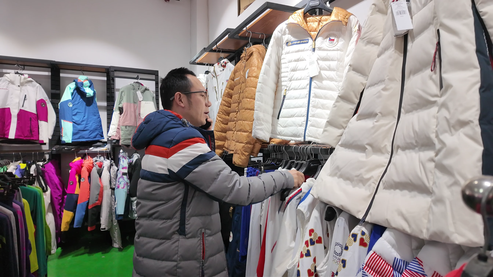 冰雪春天丨抢抓冰雪新机遇浙产滑雪装备走俏(图1)