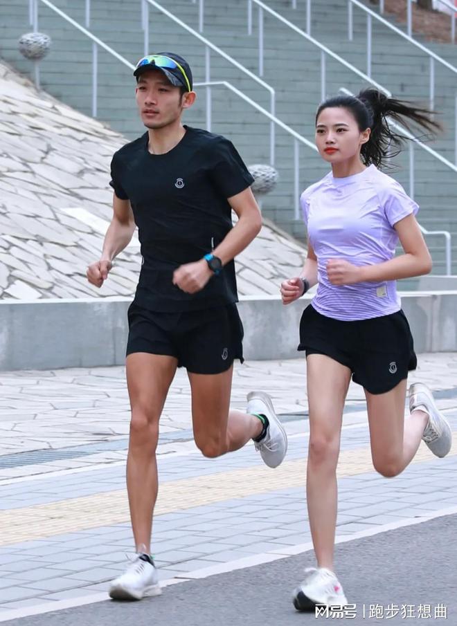 夜跑跟晨跑哪个好夜跑装备推荐选择(图1)