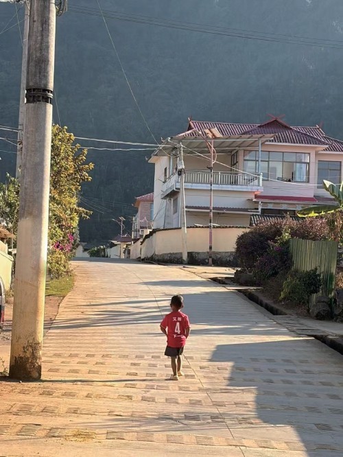 佤山孩子在踢球(图3)