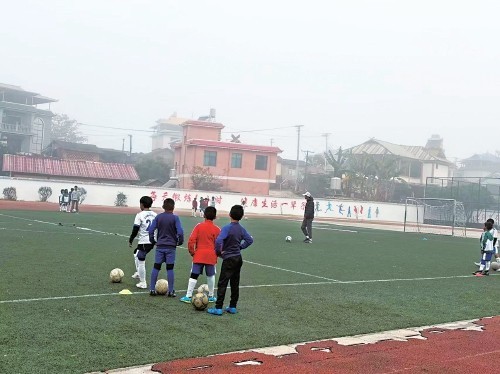 佤山孩子在踢球(图1)