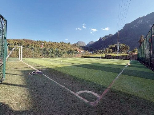 佤山孩子在踢球(图2)