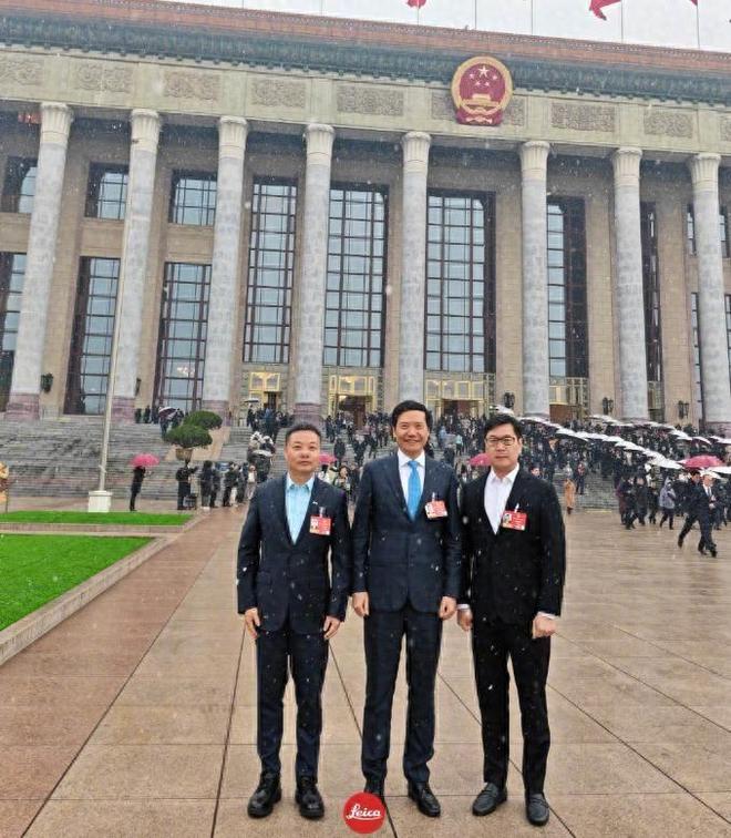 雷军现身北京:支持人工智能、机器人等发展新一代SU7要来了(图1)