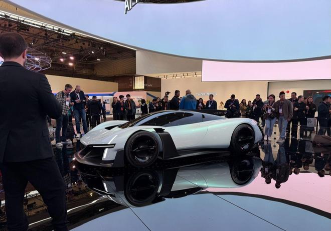 雷军现身北京:支持人工智能、机器人等发展新一代SU7要来了(图5)