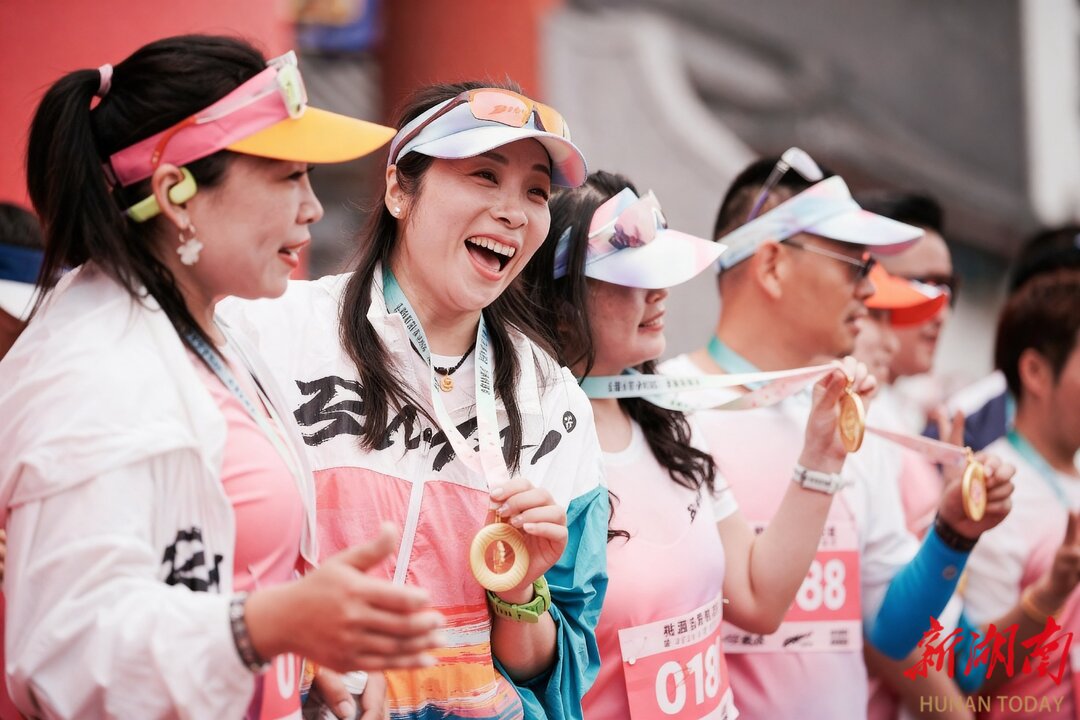 桃源县携手新锐运动品牌必迈开启首届“桃花跑”全国超10万人同步开跑(图1)