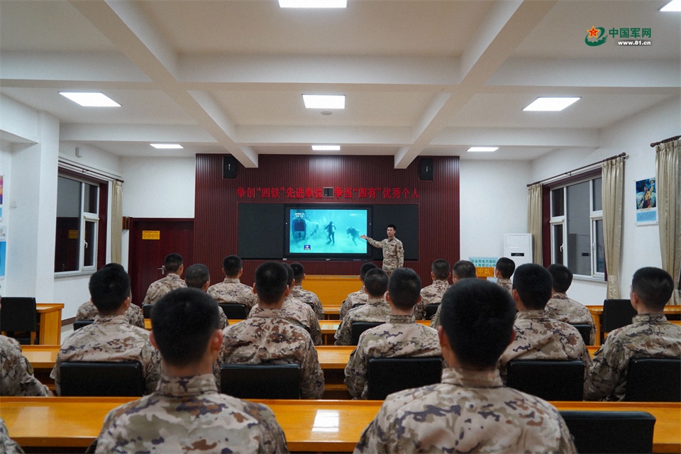 武警河北总队秦皇岛支队组织专项训练锤炼水下尖兵(图1)