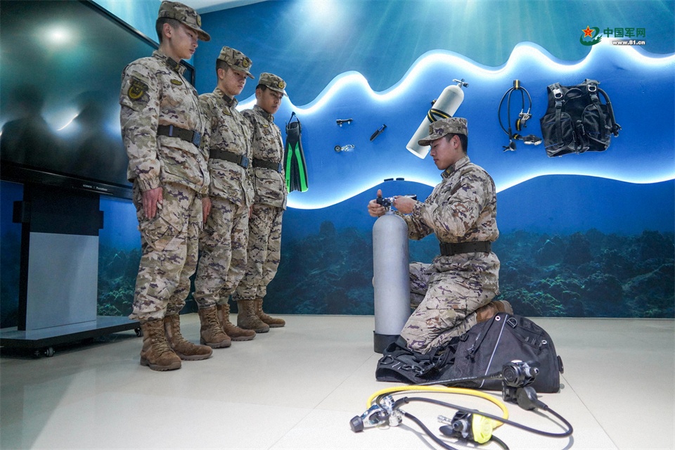 武警河北总队秦皇岛支队组织专项训练锤炼水下尖兵(图2)