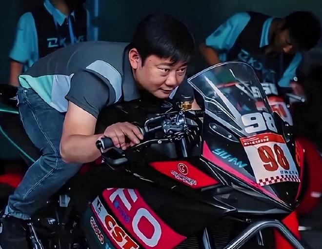 笑不活!张雪身价飙10亿回应陈光标送1300万劳斯莱斯见招拆招(图1)