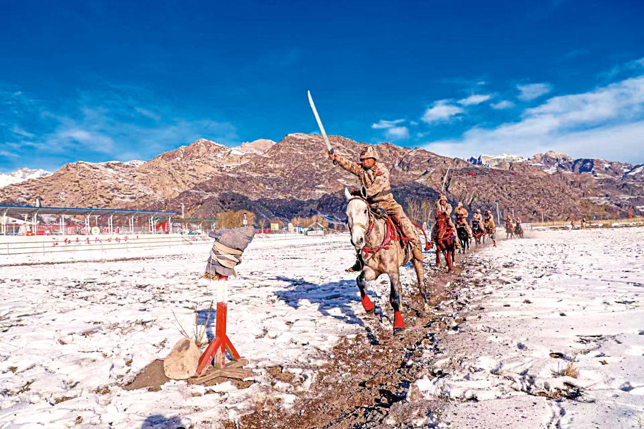 天山脚下的“高原雄鹰”(图2)